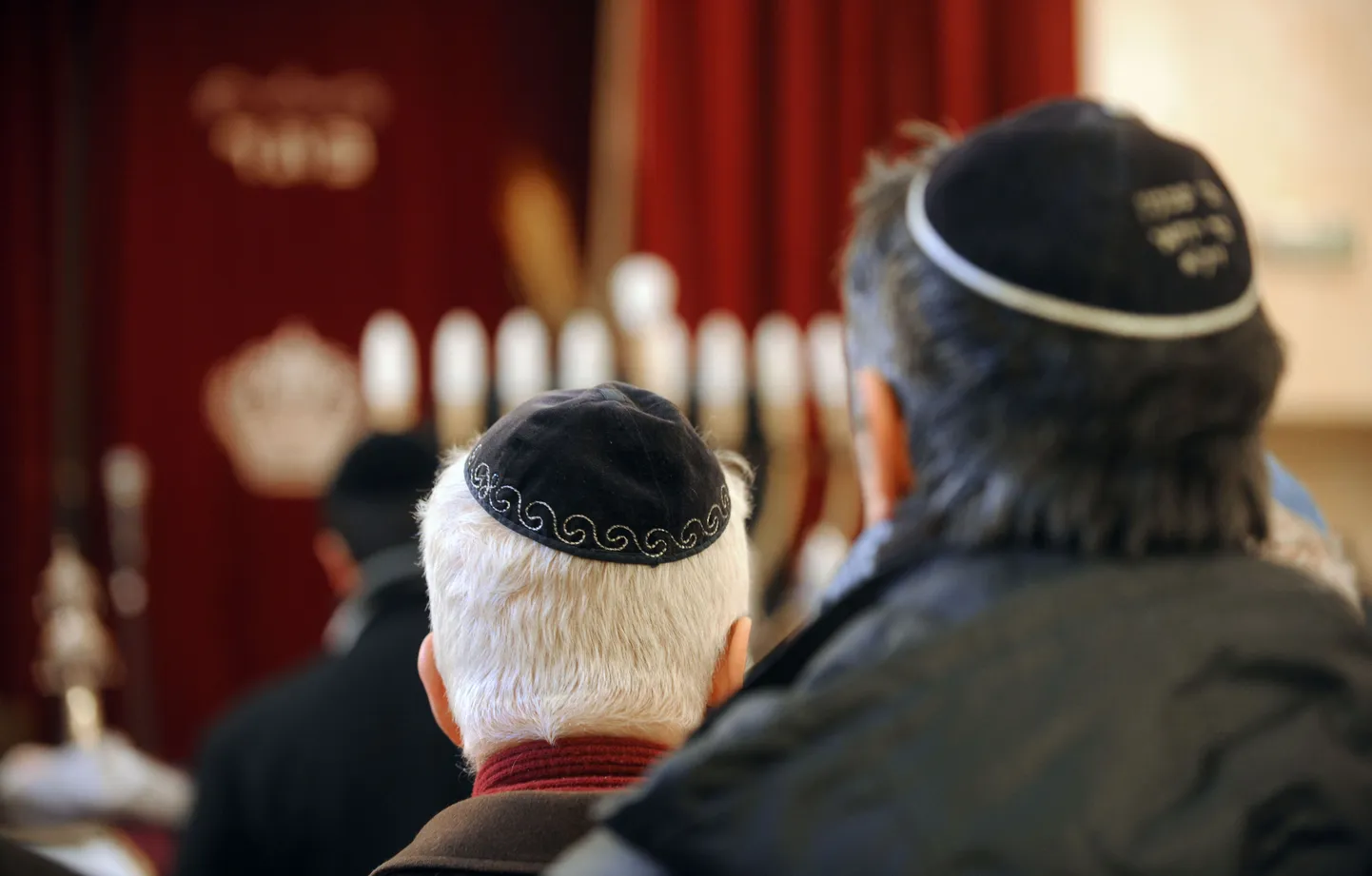 Juudid sünagoogis palvetamas.
