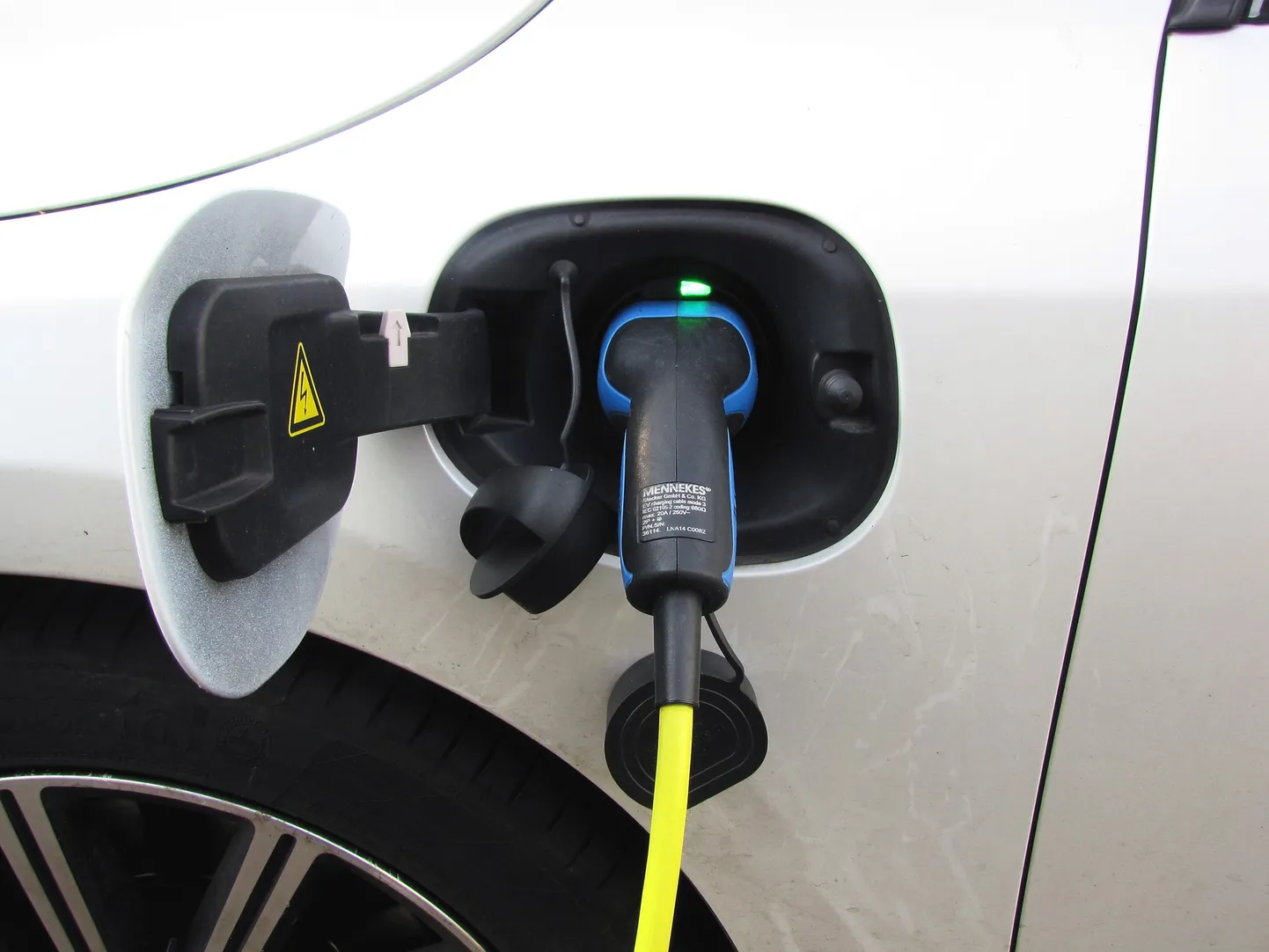 Elektroauto uzlādes brīdī. Ilustratīvs attēls.