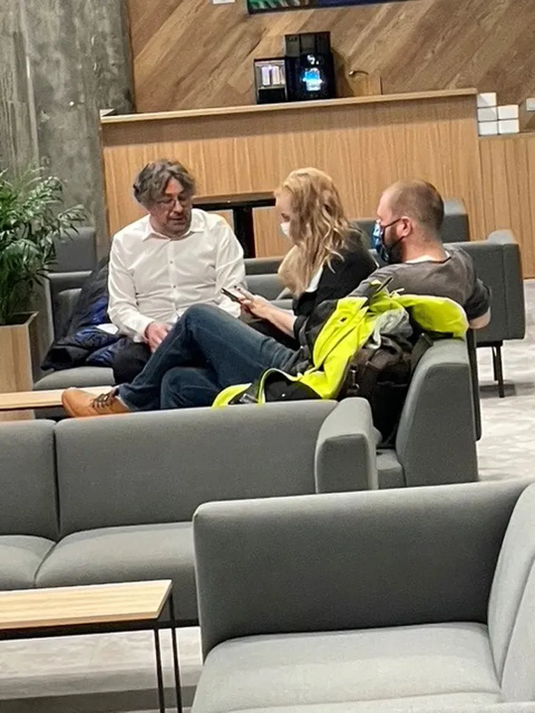 Peeter Oja Postimehe meediamaja fuajees.