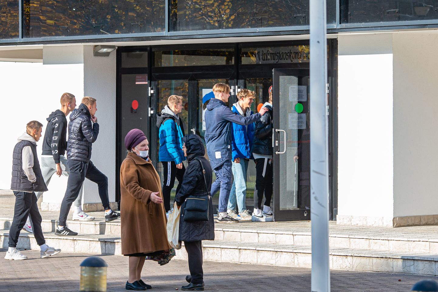 Во время предварительного голосования в Нарве. Проголосовать дружно приехали на автобусе юные футболисты клуба "Narva Trans", президент которого в списке кандидатов.