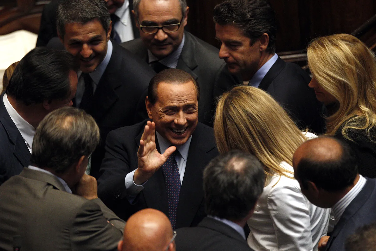Itaalia peaminister Silvio Berlusconi (keskel) rõõmustas eile parlamendis säästumeetmete heakskiidu üle.