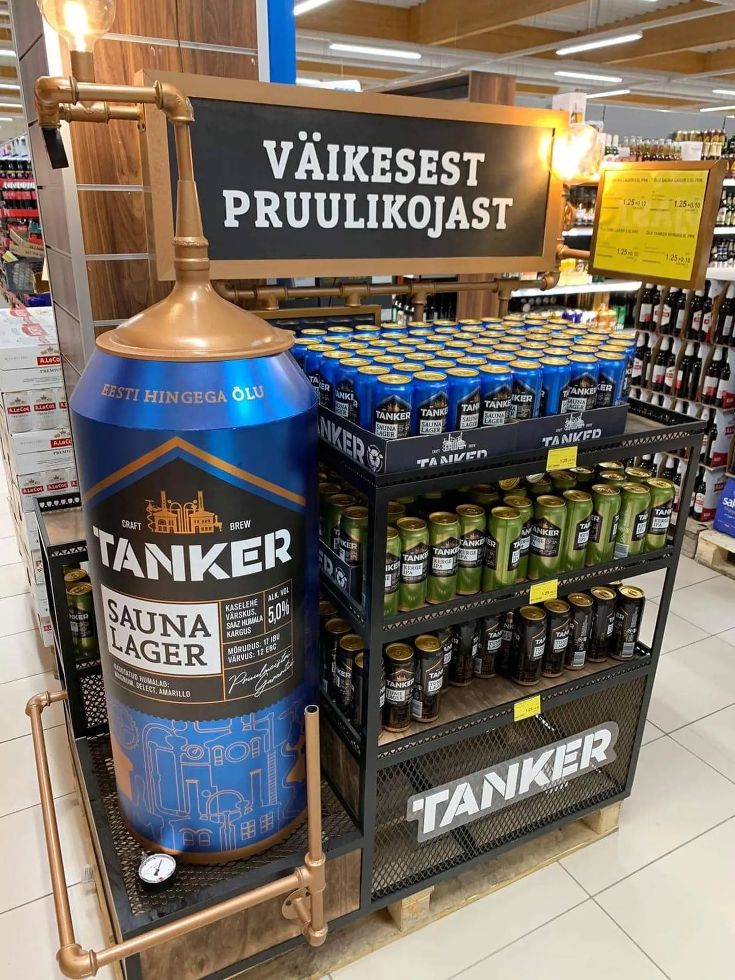 Tankeri "väikese pruulikoja" õllede väljapanek.