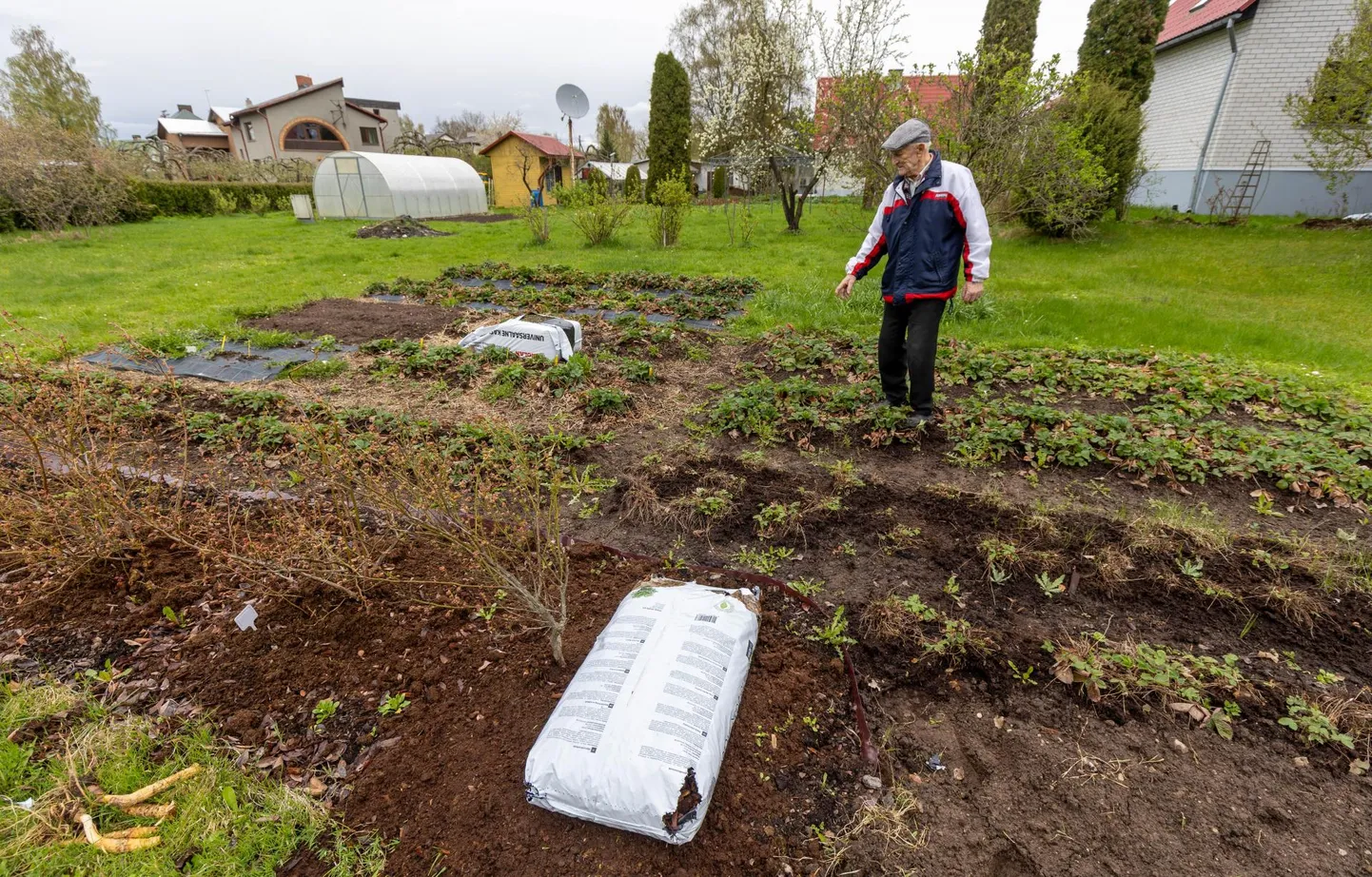Tartus&nbsp;Viljandi maanteel elavate Laursonite hoovis käis väidetavalt karu tuuseldamas.&nbsp;Jüri Laurson näitas tegutsemiskohta.