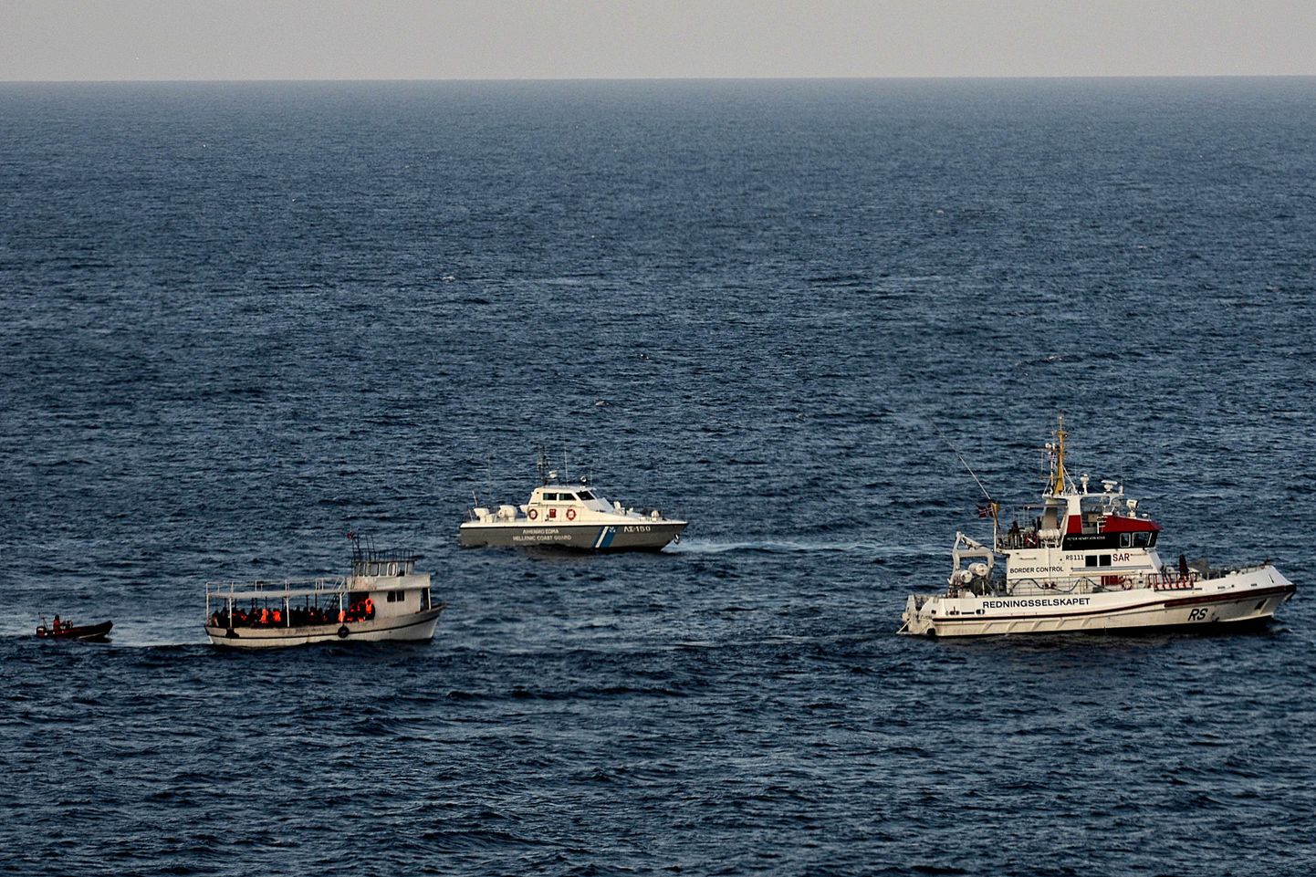 Piirivalvealus Vahemerel migrantide paadile lähenemas.