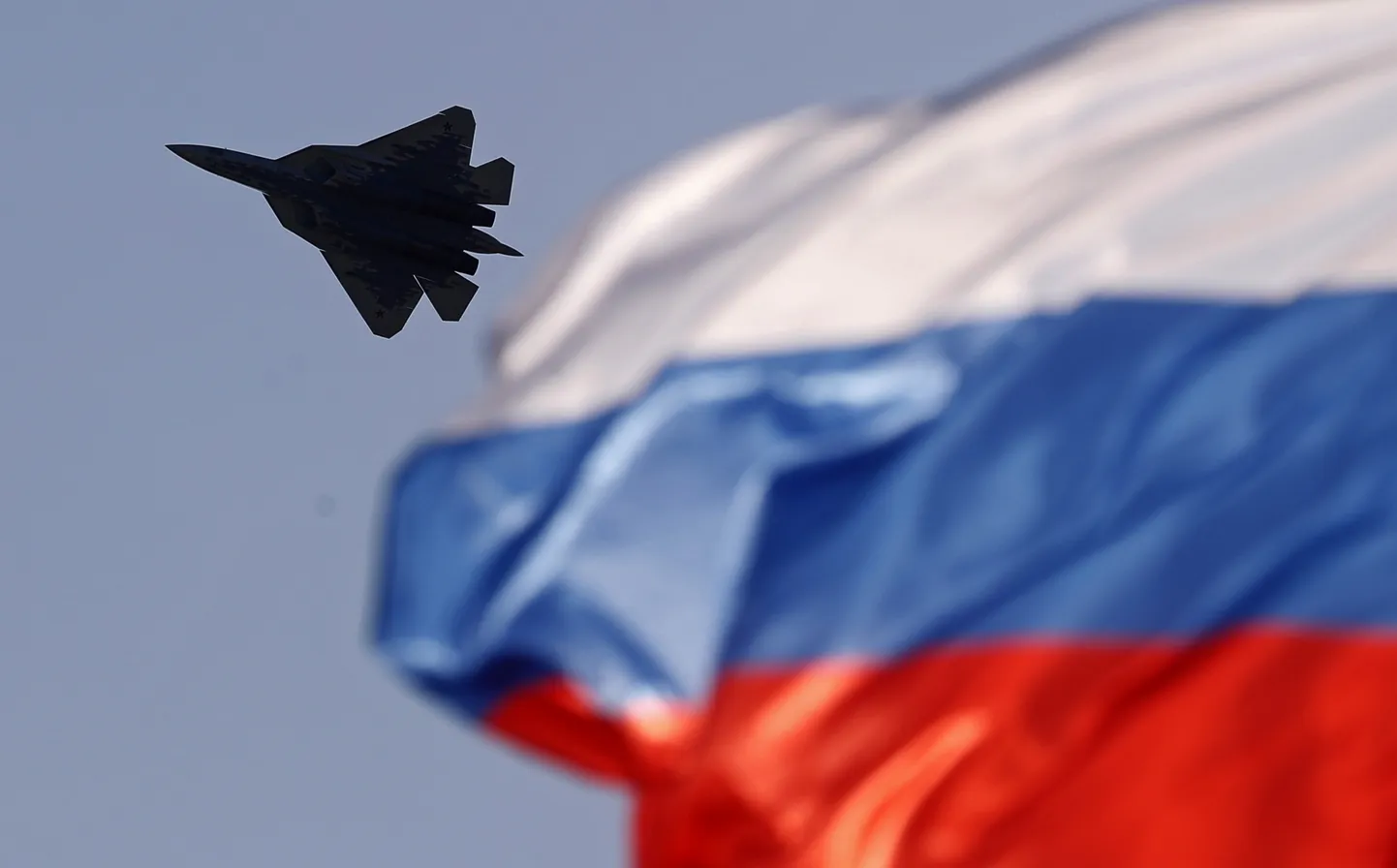 Vene lennuväe moodsaim hävitaja Su-57 ja Venemaa lipp.