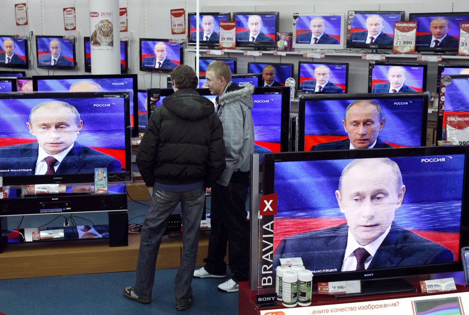 Mehed vaatamas televiisorist Venemaa presidendi Vladimir Putini kõnet. Pilt on illustratiivne