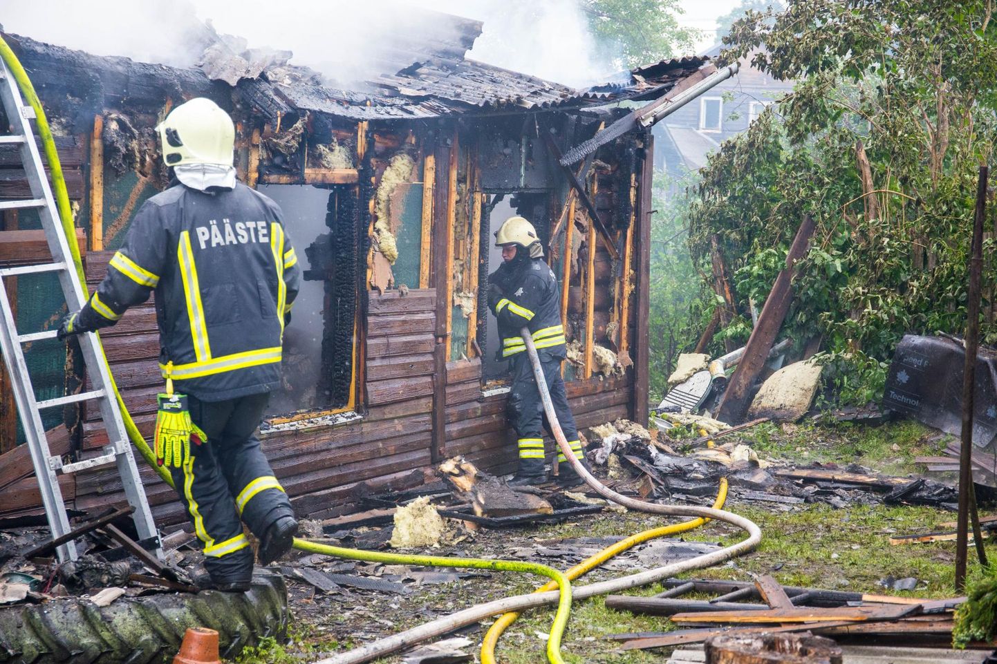 Rakveres Tartu tänaval põles jaanide eel maha eramu. Kodu kaotanud perekonda on aidanud paljud inimesed.