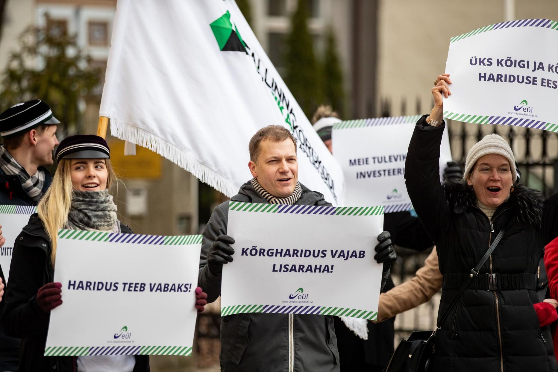 Во время коалиционных переговоров студенты провели пикет и потребовали добавить денег на образование. Этого не будет, а потому обдумывается идея введения платы за обучение.
