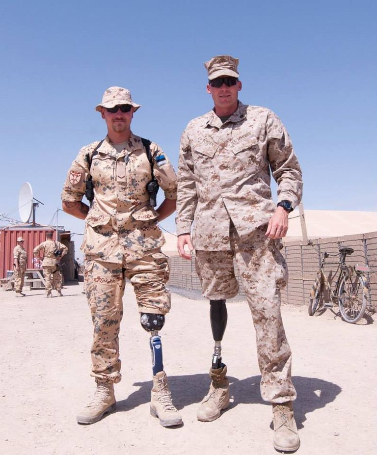 Tagasi Afganistanis: «Kui pildil olev USA kapten kuulis, et eestlaste hulgas on üks jalutu, tuli ta koos kindraliga viisakusvisiidile,» meenutab Jõesaar.