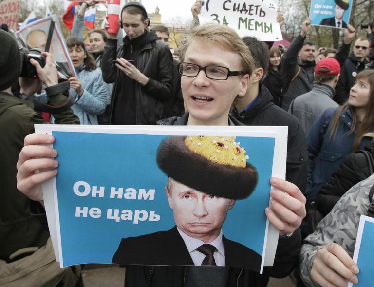 «Он нам не царь», – гласит надпись на плакате протестующего против Владимира Путина в Санкт-Петербурге в 2018 году.