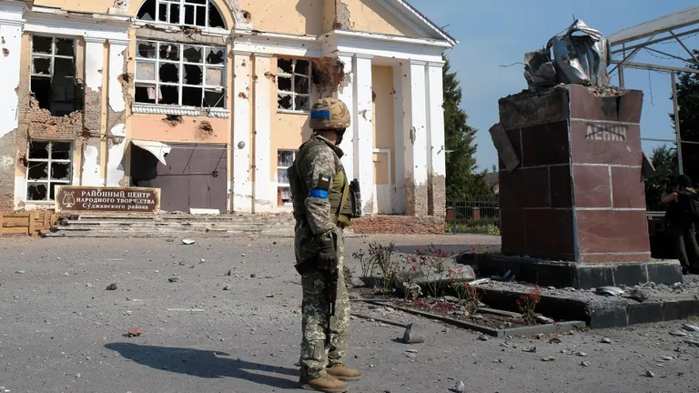 Украинский солдат в центре Суджи. Этот российский город остается главным центром плацдарма ВСУ в Курской области