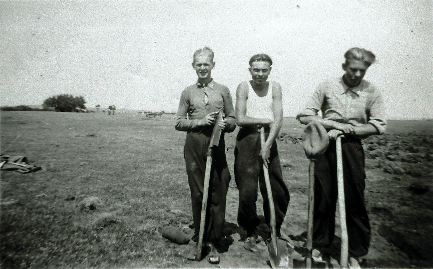 LABIDAMEHED: Töölised Roomassaare lennuvälja ehitusel 1940. aastal. Foto on pärit Vassili Mägi kogust, kelle isa Sergei on üks pildil kujutatud töömeestest.