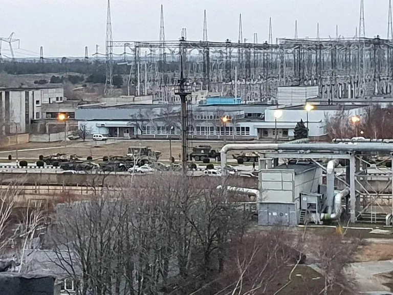 Tuumajaamad on sõjaliselt väga haavatavad. Vene soomustehnika rünnakujärgsel hommikul Enerhodari tuumajaama juures. FOTO: