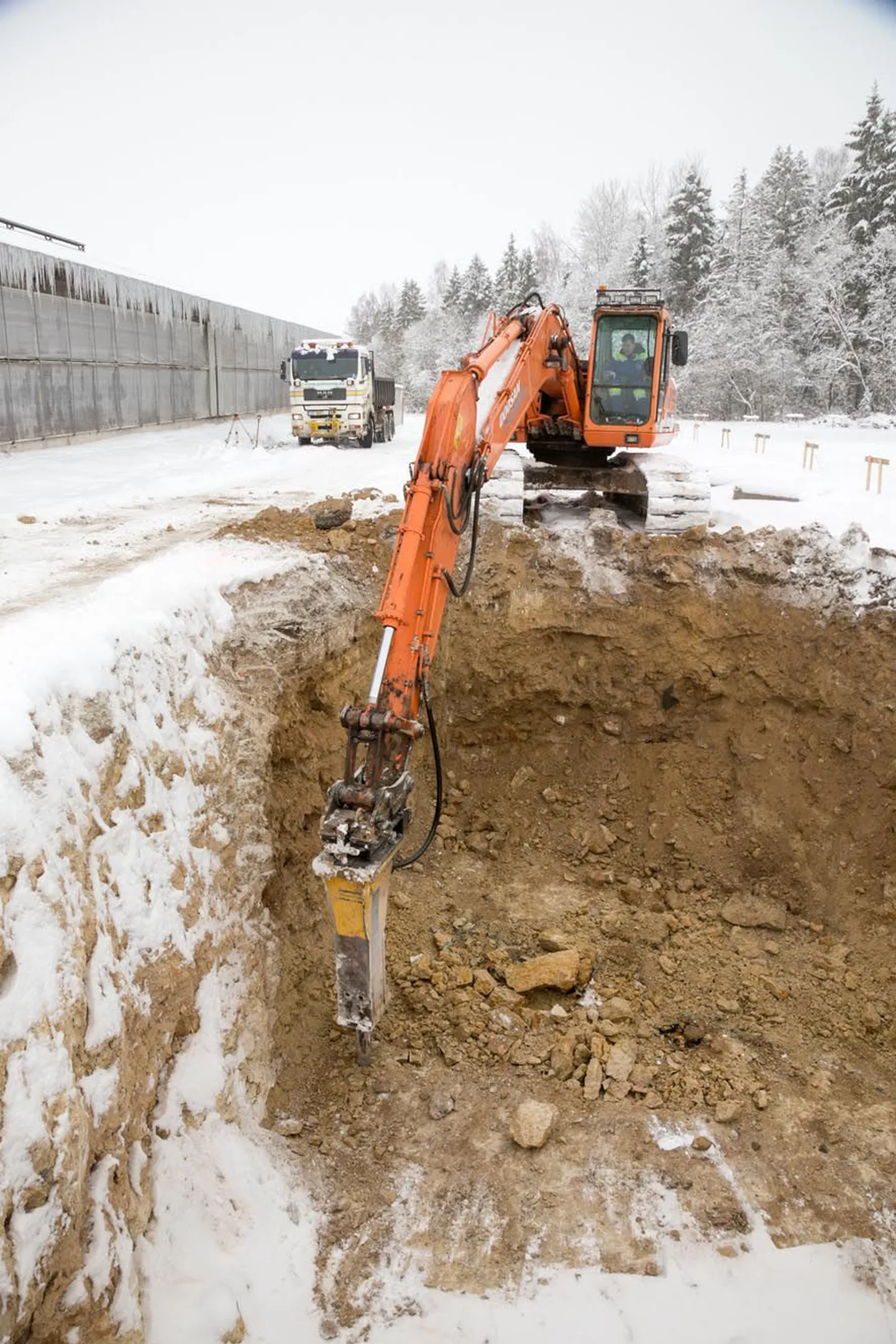 Kuigi poolemiljonilise toetusega alustas Järva-Jaani vallas tegutsev Metstaguse Agro OÜ uue lauda ehitust, võib see pangast laenu mitte saades seiskuda, sest praeguse piimahinnaga pole ettevõttel võimu ehitust jätkata.