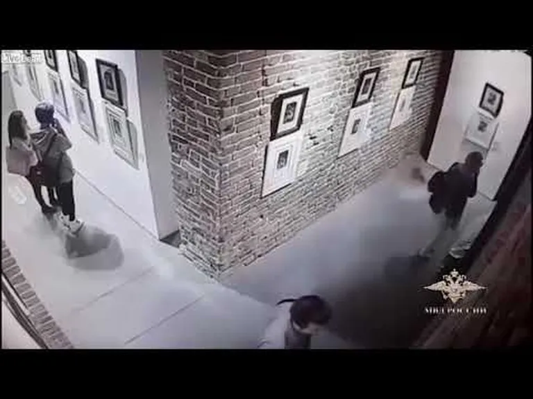 Venemaal Jekaterinburgis ajasid selfit teinud naised kunstigaleriis seina ümber