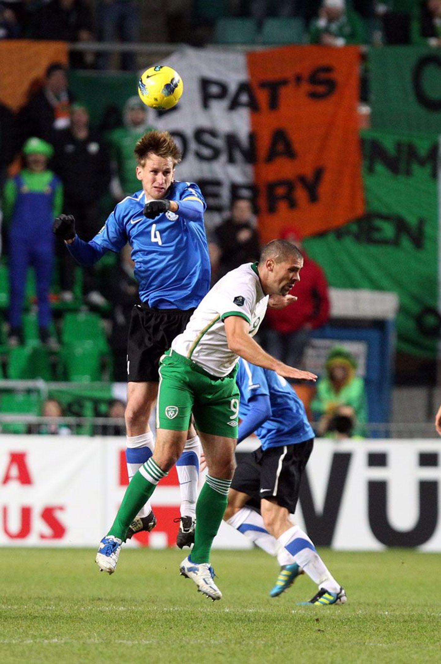 Raio Piiroja (vasakul) loodab, et õnnetu kohtumine Iirimaaga ei jää Eesti koondises tema viimaseks ning tal õnnestub taas ilma valuta jalgpalli mängida.