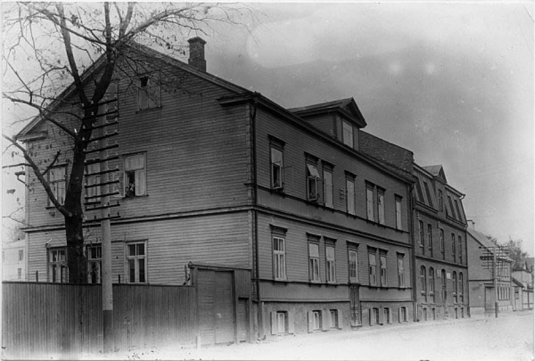 Tartu juudi algkool (Aleksandri t. 49). Otse koolimaja kõrval asus Škoppide korter, see maja on alles: Lao t. ja Aleksandri tänava nurgal.