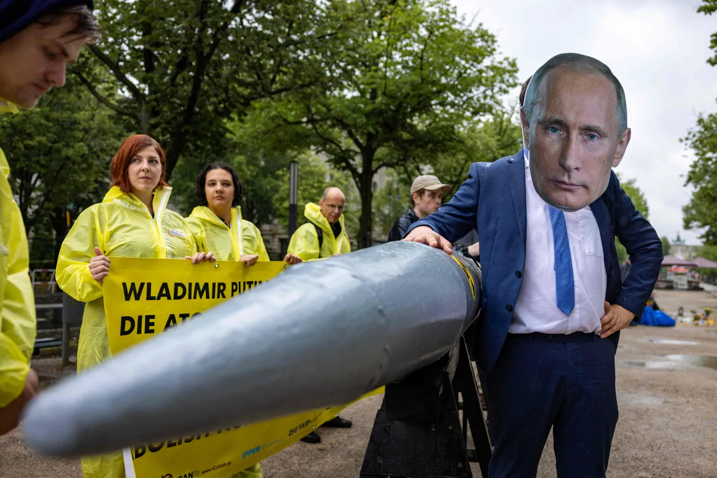 President Vladimir Putini maski kandev meeleavaldaja protestimas Vene tuumaterrori vastu Berliinis asuva Vene suursaatkonna ees, 23. juunil 2023