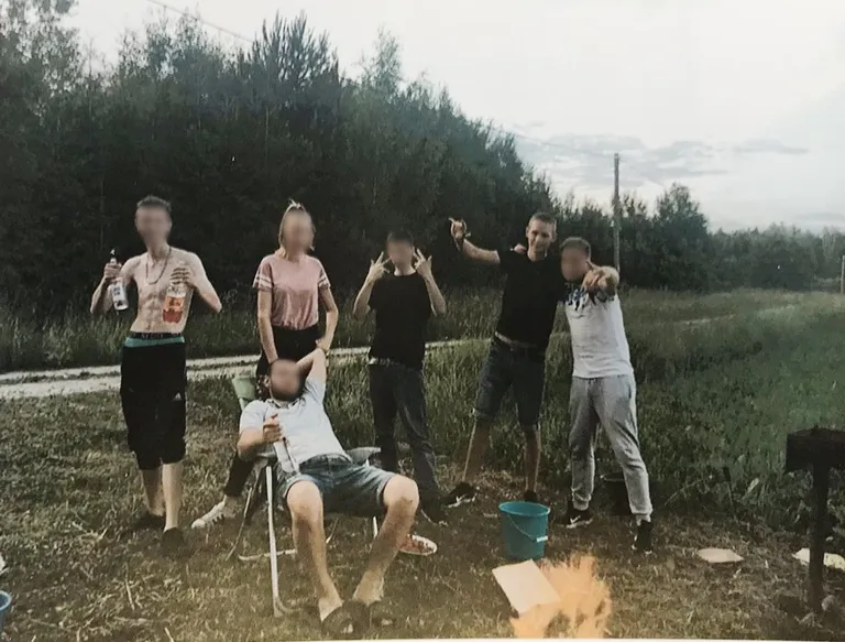 В канун Ивановой ночи компания молодых людей собралась на хуторе бабушки Каспара. Погибший слева, с бутылками.