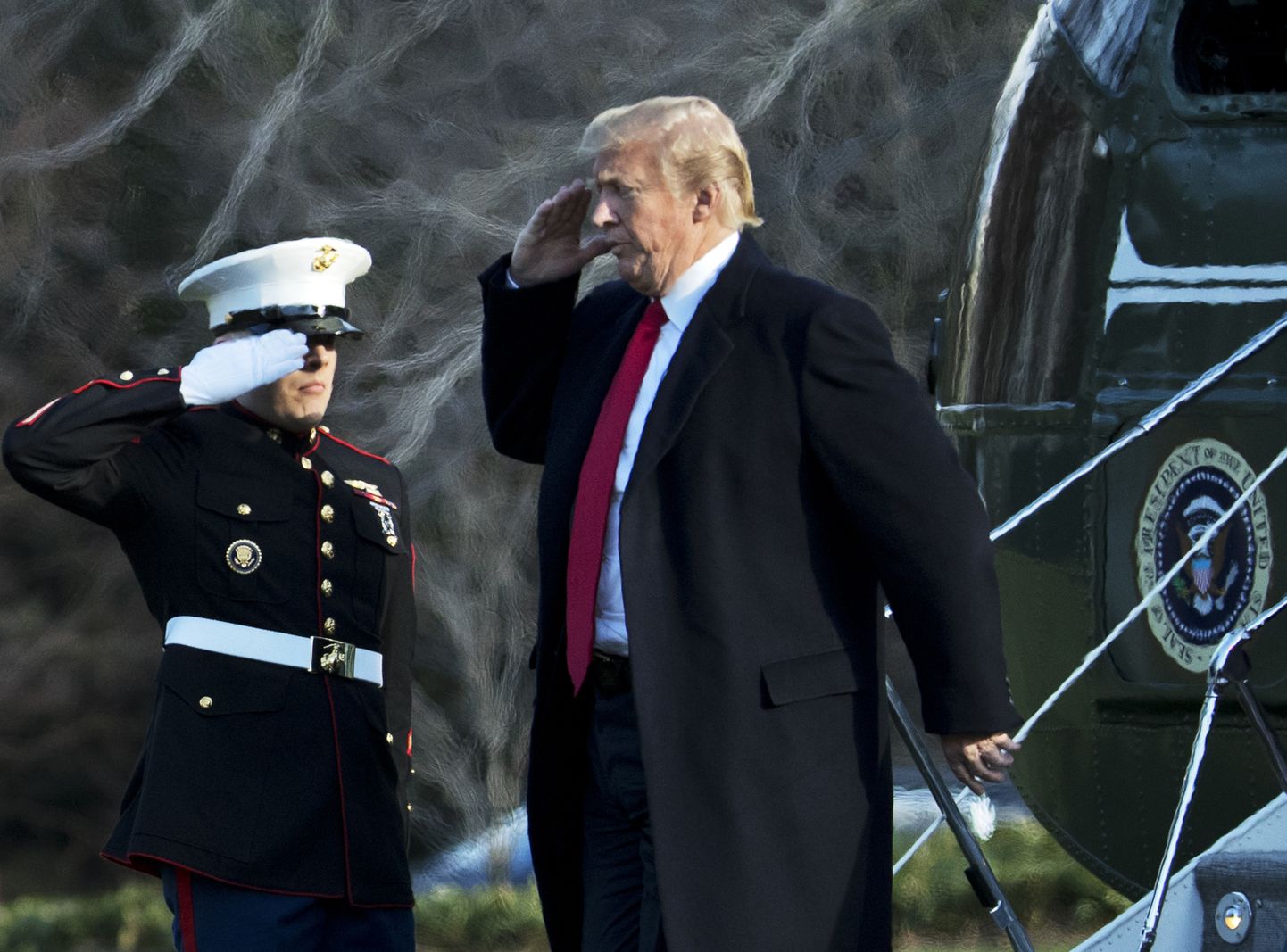 Donald Trump tervitamas sõdurit.