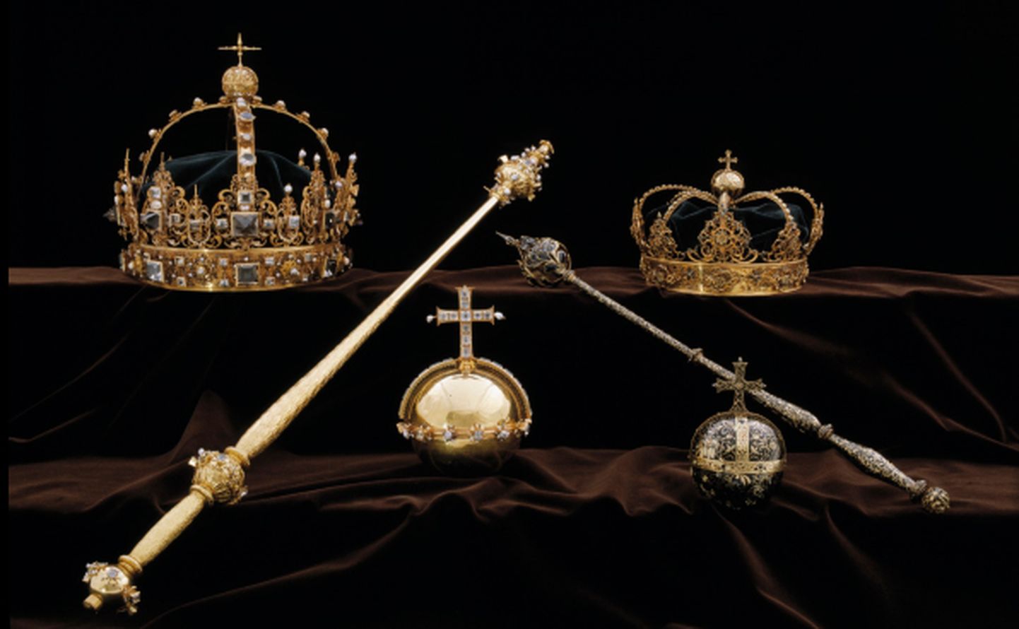 Strängnäsi katedraalis olnud kuninglikud esemed: kuningas Karl IX kroon (üleval vasakul), ta naise, kuninganna Kristina kroon (üleval paremal), nende valitsuskepid ja -õunad
