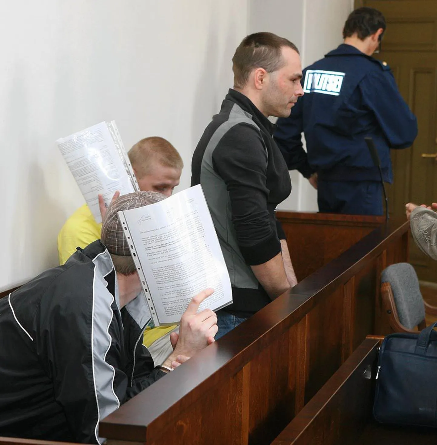 Kolm raudus kätega saali toodud meest said karistuseks reaalse vangistuse. Kõige lühemalt peab trellide taga istuma sünnipäevaline Kristjan Pikk.