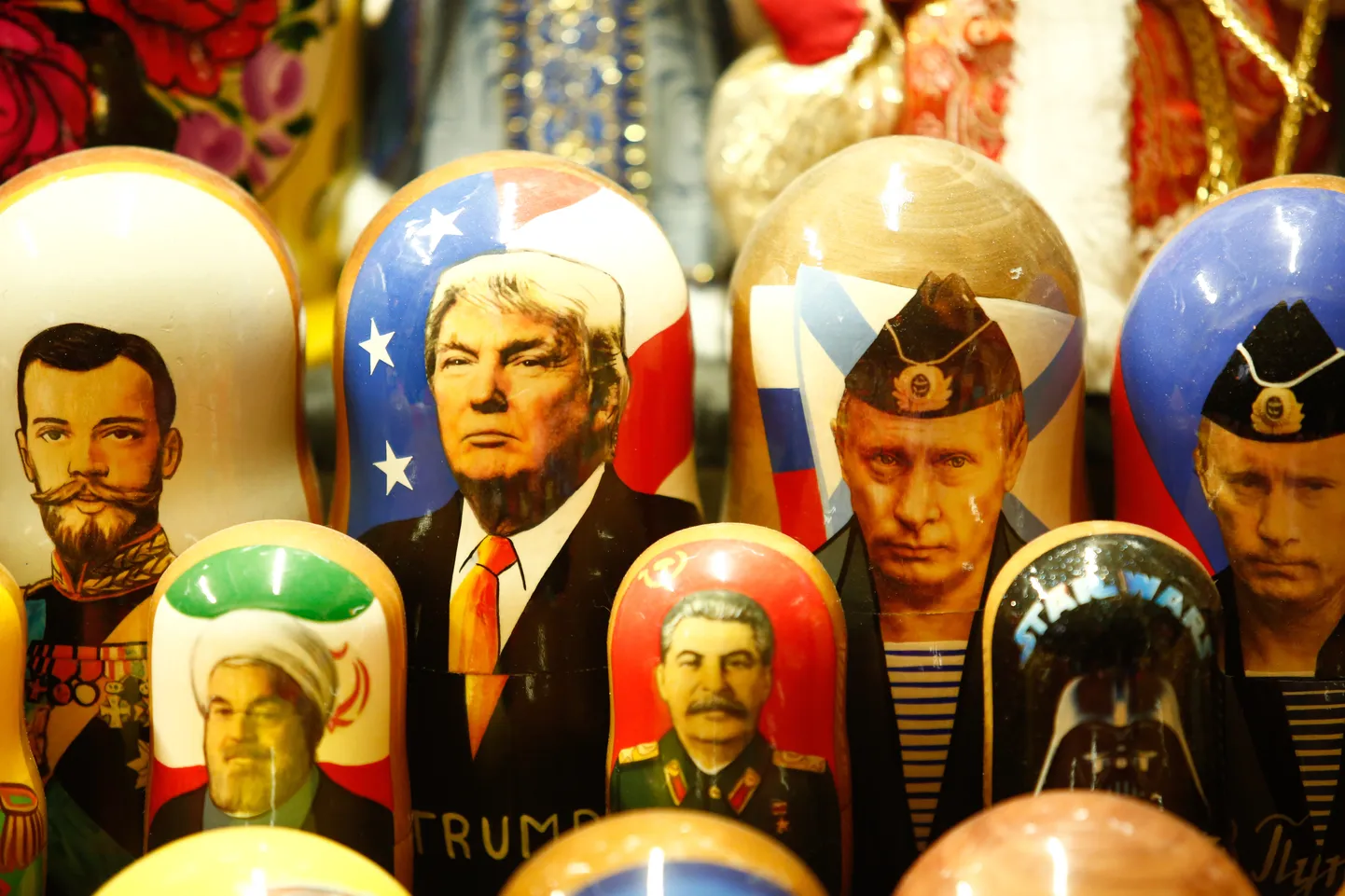 USA president Donald Trump figureerimas matrjoškal Vene ametivenna Vladimir Putini kõrval Peterburi jõululaadal detsembris 2019.