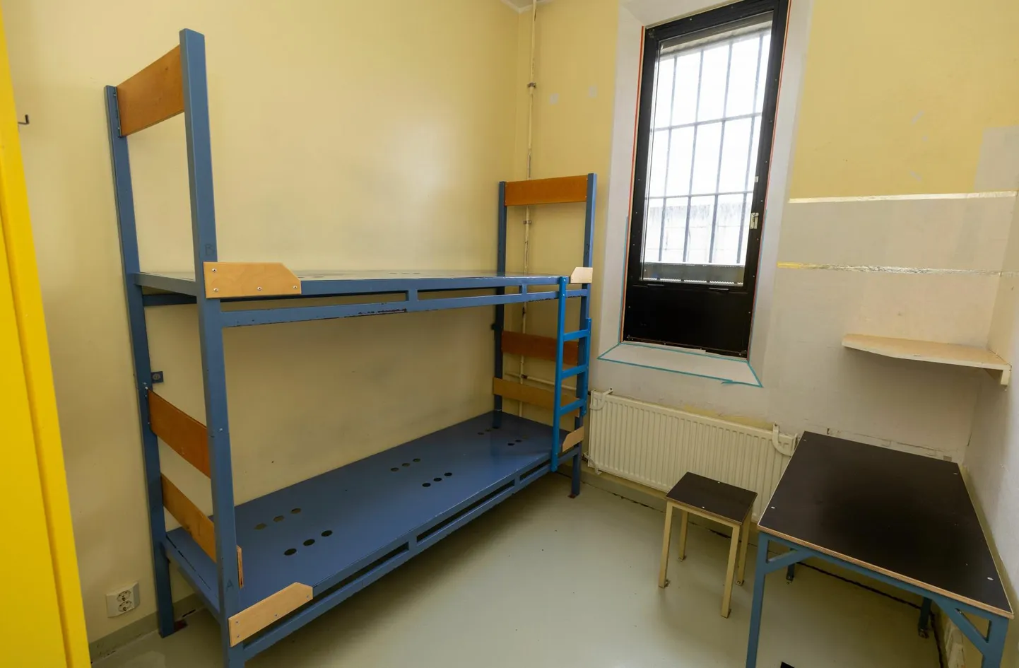 Eestil oli plaan minna üle ühekohalistele vanglakambritele, kuid kokkuhoiu nimel plaanitakse nüüd vabu vanglakohti hakata välja rentima mõnele välisrigile.