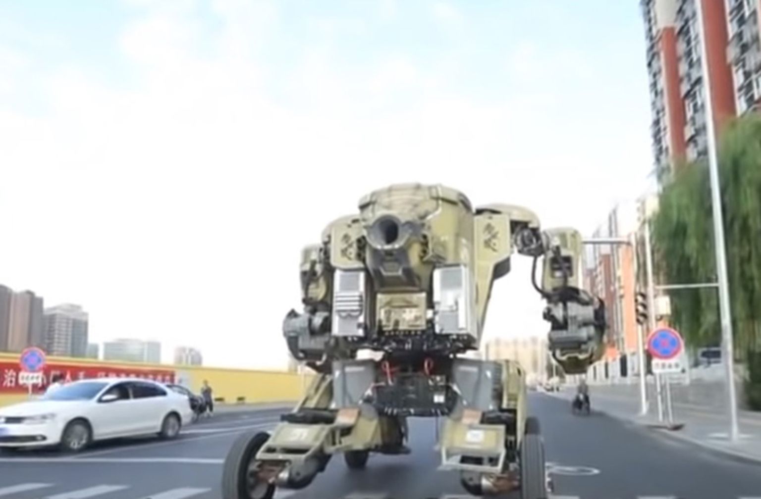 Робот-трансформер ездит по улицам Китая