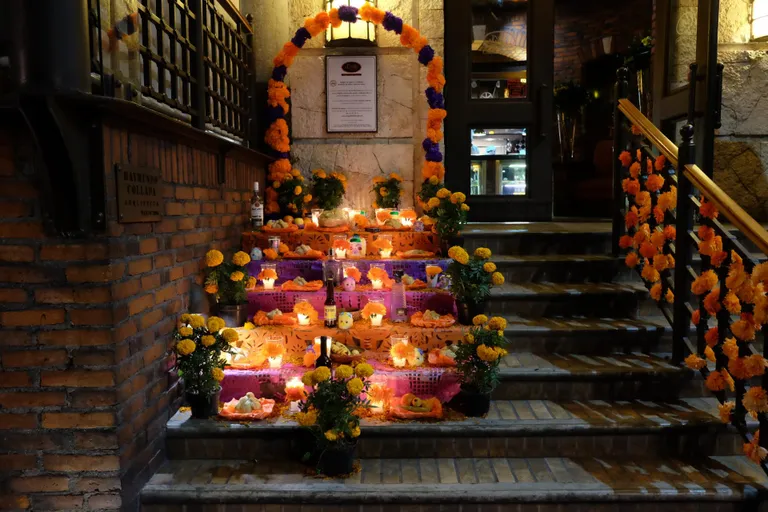 Tüüpiline altar lahkunute meelespidamiseks. FOTO: