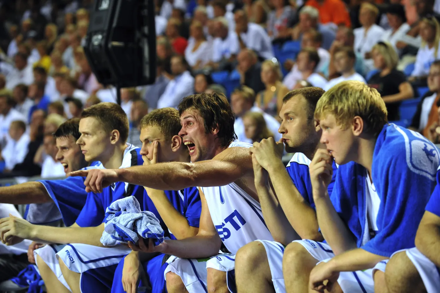 Eesti korvpallikoondis. Valmo Kriisa kommenteerib keskel emotsionaalselt mängu.
