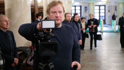 Tuttavad räägivad koostööst kapo poolt kinni peetud Bessediniga, kes suutis luua väikese meediaimpeeriumi