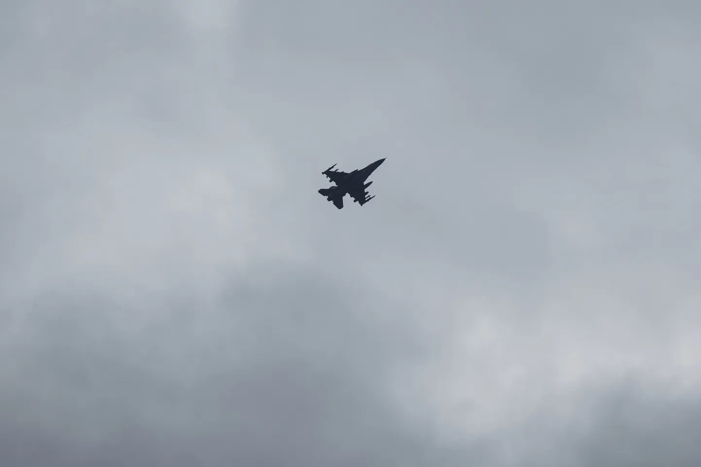 Ukraina hävitaja F-16 Kiievi oblasti kohal.
