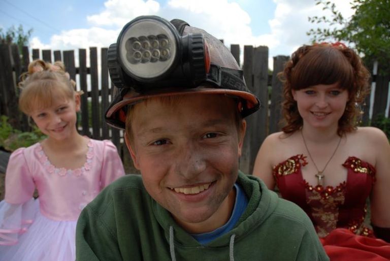 Tõsielufilm «Auk nr 8» peab 15-aastane Jura kivisütt murdes ülal iseennast ja oma kahte õde.