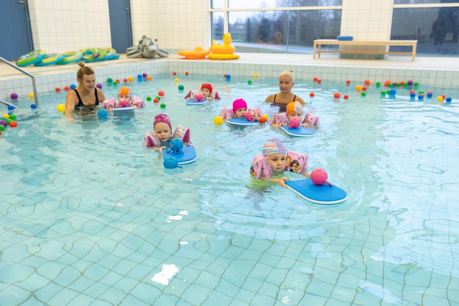 PAIde lasteaia basseinis naudib rühm Vihmapai ujumist lasteaia liikumisõpetaja Eva Uibopuu ja rühmaõpetaja (mustas trikoos) Ülli Mülleri juhendusel.