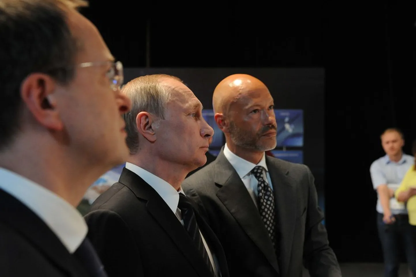 Федор Бондарчук (справа) проводит экскурсию Владимиру Путину и Владимиру Мединскому по киностудии "Ленфильм", которую кинорежиссер из Москвы возглавил в 2012 году.