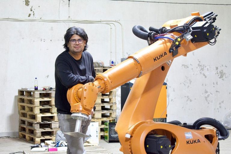Ekotekti asutaja Abhishek Kumar robotprinteriga.