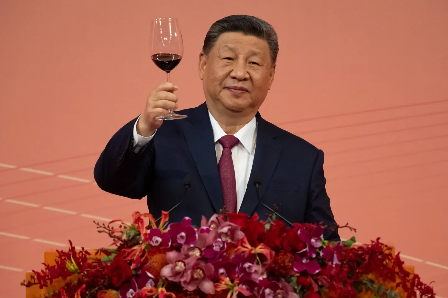 President Xi Jinping tõstmas 19. detsembril 2024 pokaali pidades kõnet, et tähistada 25 aasta möödumist Macau loovutamisest Portugalilt Hiinale.