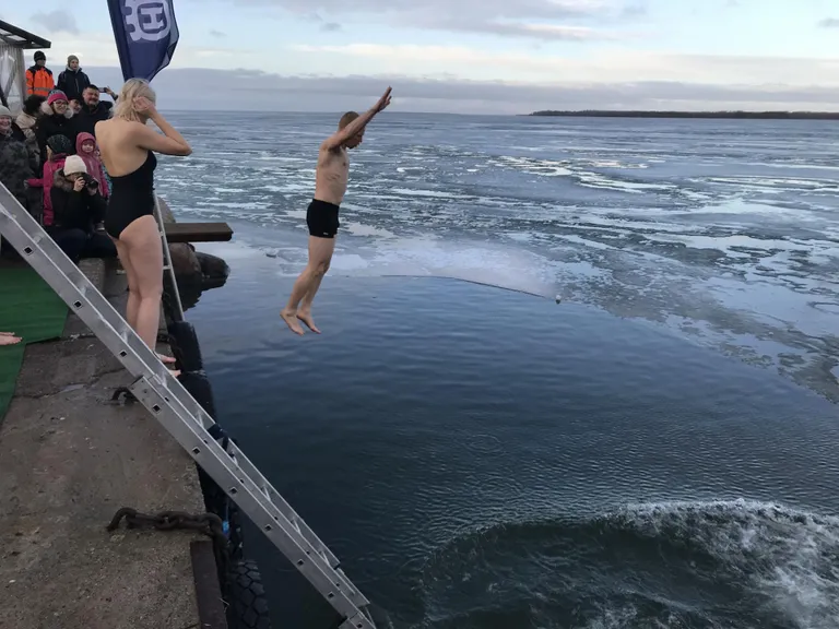 Saarlased on merega sõbrad nii suvel kui talvel. Vähemasti Orissaare kandis ei kõhkle keegi oma kodukandi heaks jäisesse merre kargamast.