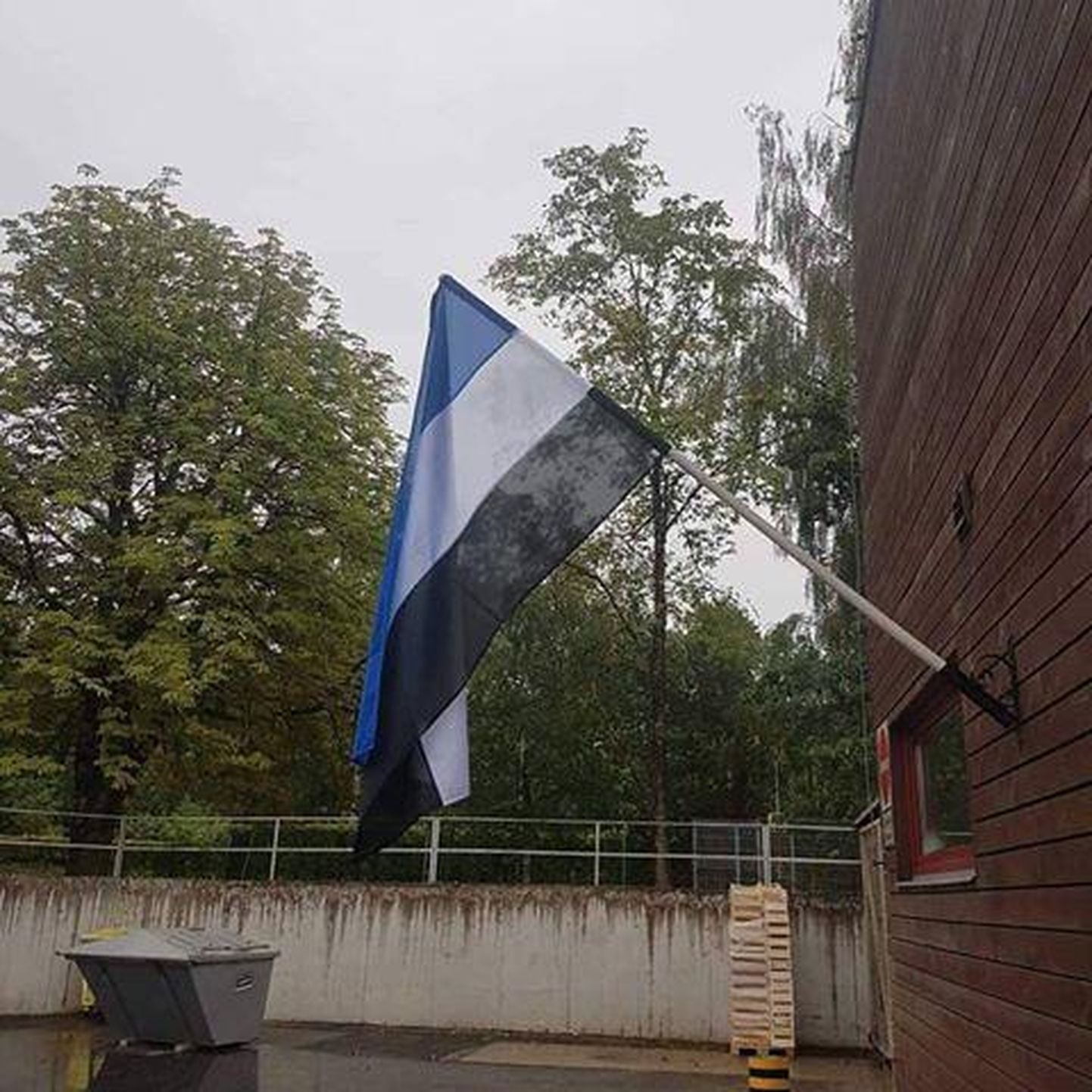 Eile hommikul levis sotsiaalmeedias foto Viljandi Maxima kummalisest lipust.