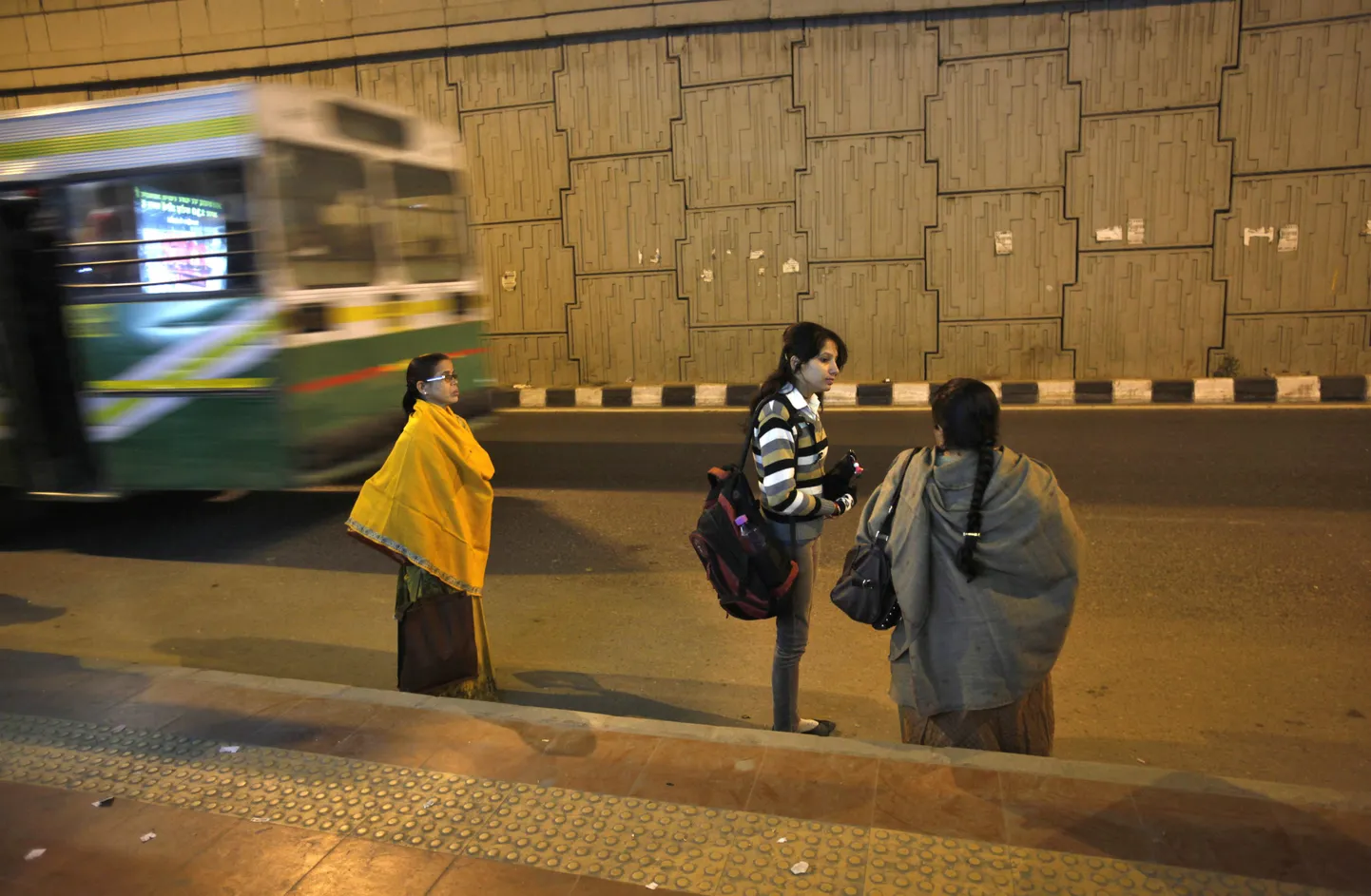 Indialannad New Delhis selle peatuse juures bussi ootamas, kust läks peale vägistamisohvriks sattunud 23-aastane naine.
