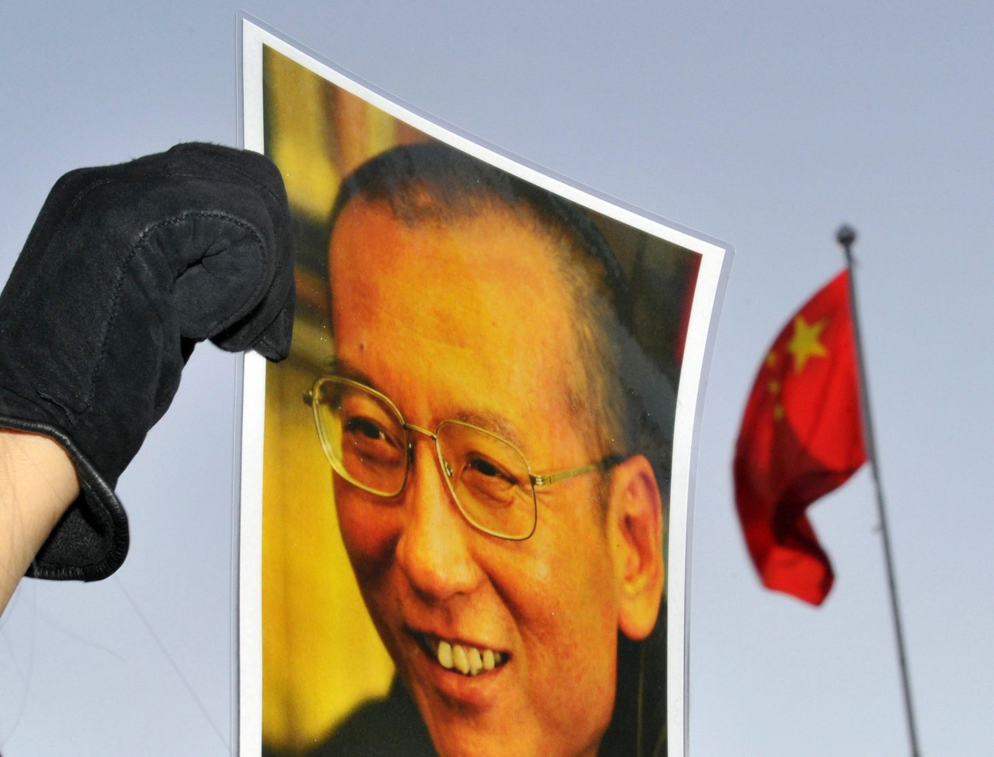 Meeleavaldaja hoidmas Liu Xiaobo pilti Oslos asuva Hiina saatkonna ees.