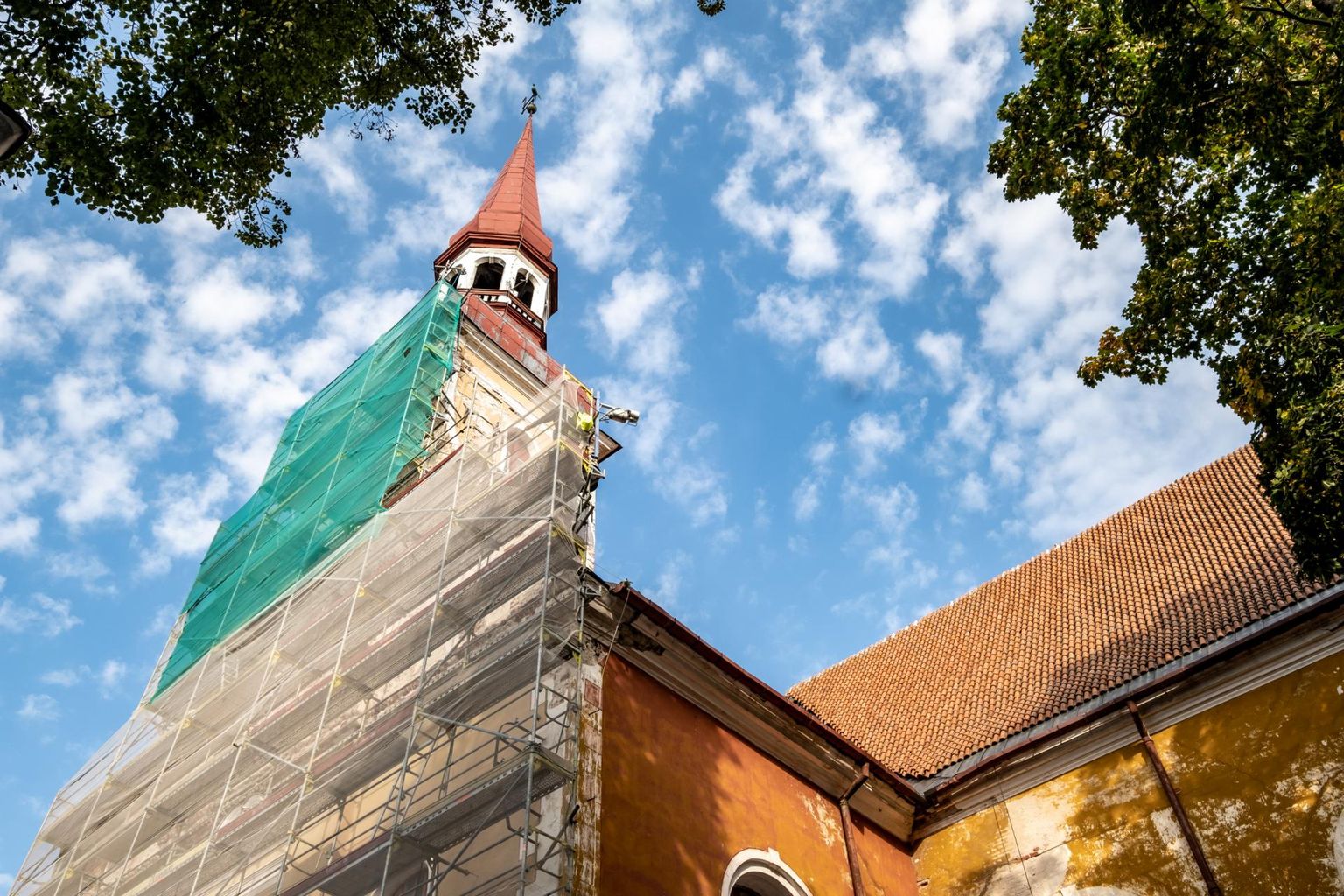 Pärnu Eliisabeti kiriku fassaadi remondi käigus selgus, et mälestis on arvatust kehvemas seisus.