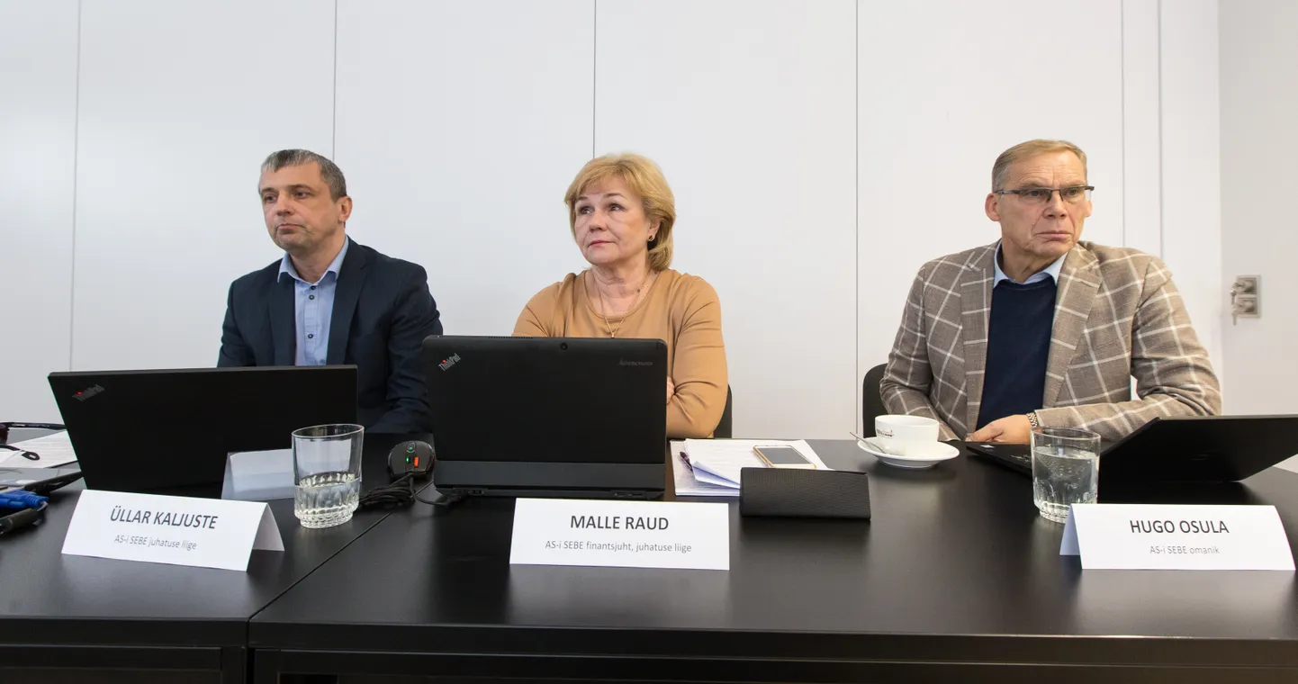 Üllar Kaljuste (vasakult), Malle Raud ja Hugo Osula peavad ühistranspordikeskusega sõlmitud lepingumuudatusi jätkuvalt kehtivaiks.
