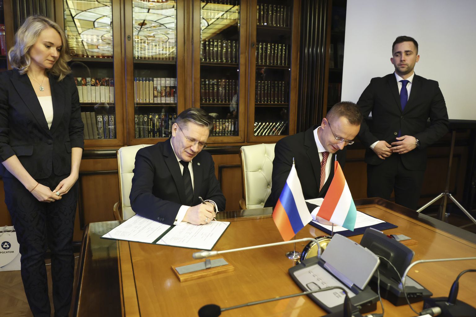 Venemaa riikliku energiakorporatsiooni Rosatom peadirektor Aleksei Likatšev ja Ungari välis- ja kaubandusminister Peter Szijjarto allkirjastamas dokumenti oma kohtumisel Moskvas 11. aprillil 2023. aastal.