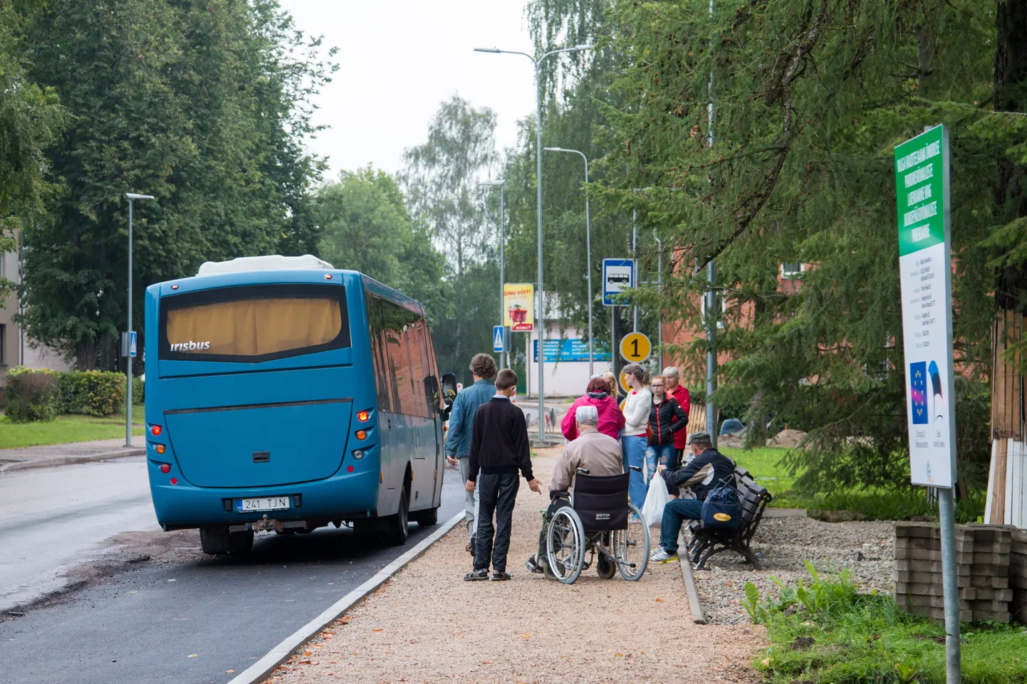 Bussi peale pääseb ajutiselt Jaama puiestee äärde ümbersuunatud peatusest. Tõrva suunas liikuvatele bussidele pääseb teisel pool teed asuva bussipaviljoni juurest.