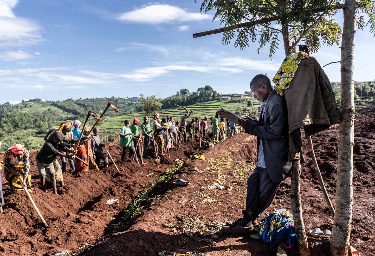 Külaelanikud ja nende juhataja otsivad Rwanda 1994. aasta genotsiidi ohvrite surnukehasid 5. mai 2023.