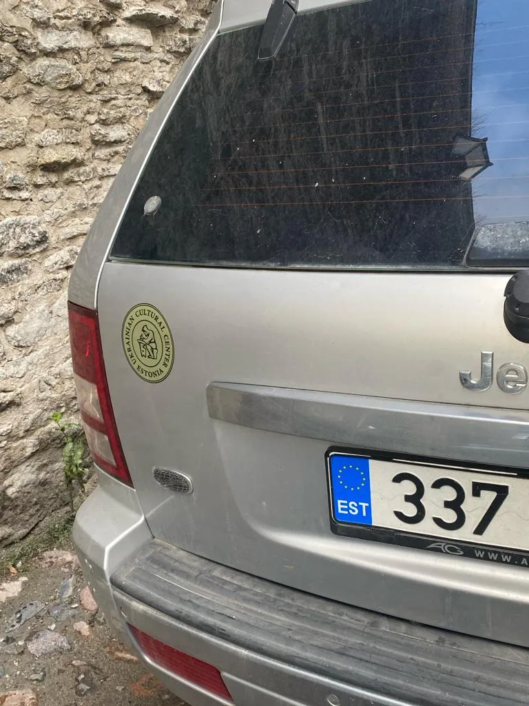 Rindele saadetavatel maasturitel on Ukraina kultuurikeskuse embleem.