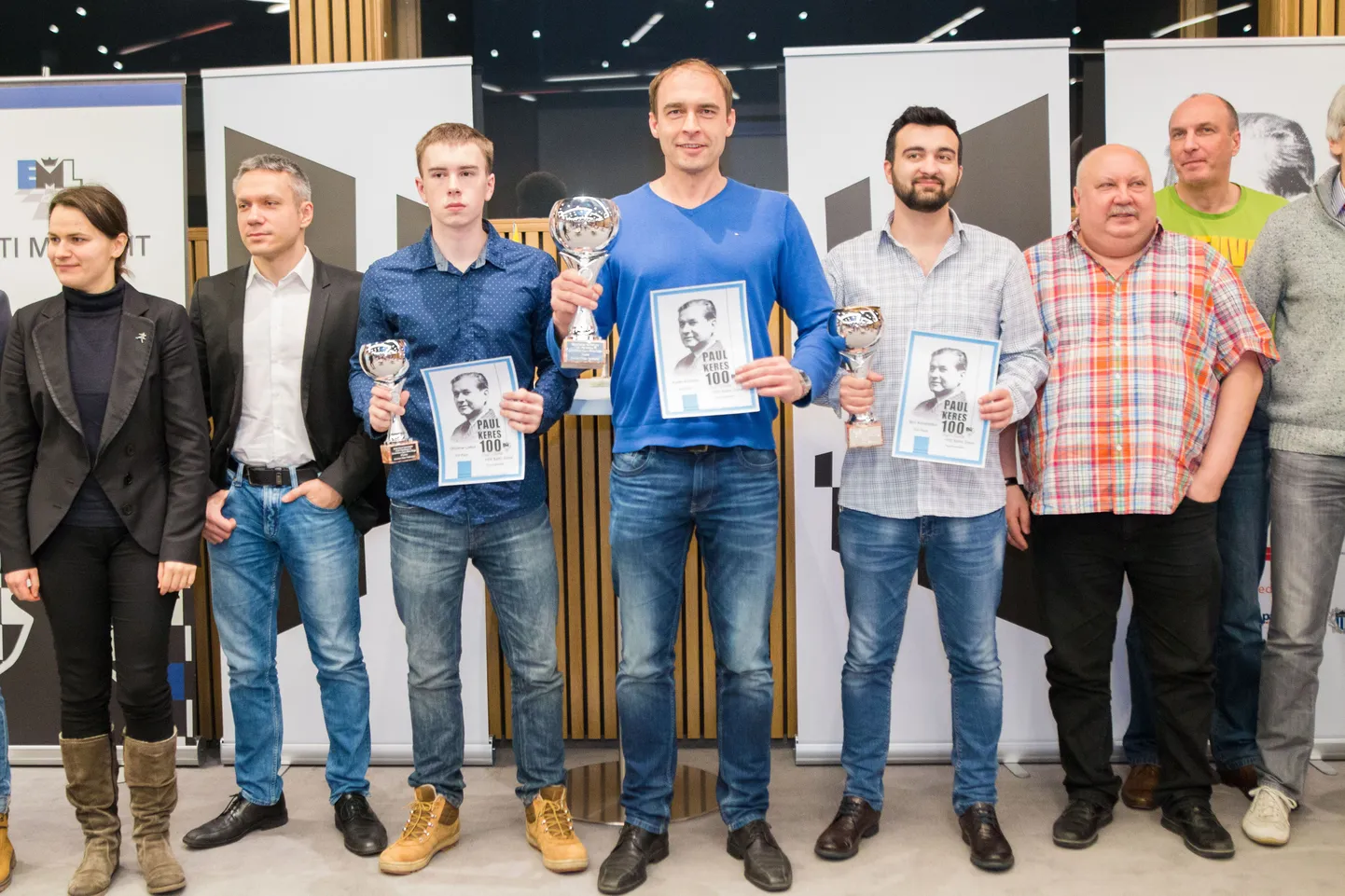 Pärnakas Kaido Külaots (keskel)lätlase Igor Kovalenko ja Ottomar Ladva ees Pärnus toimunud male FIDE Balti tsooniturniiri esimese etapi.