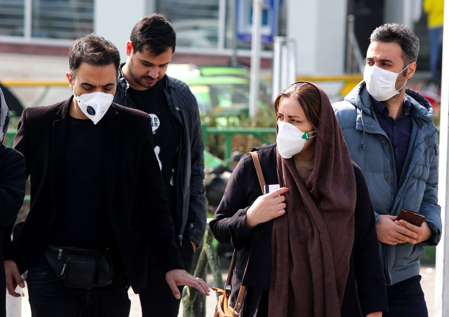 Iraanlased kandmas Teheranis kaitsvaid maske.
